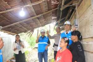 Dua Tahun Hidup dalam Gelap, Ni Wayan Akhirnya Menikmati Suplai Listrik