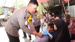Polres Metro Tangerang Kota Gelar "Jum'at Peduli", Salurkan Bantuan Beras kepada Warga