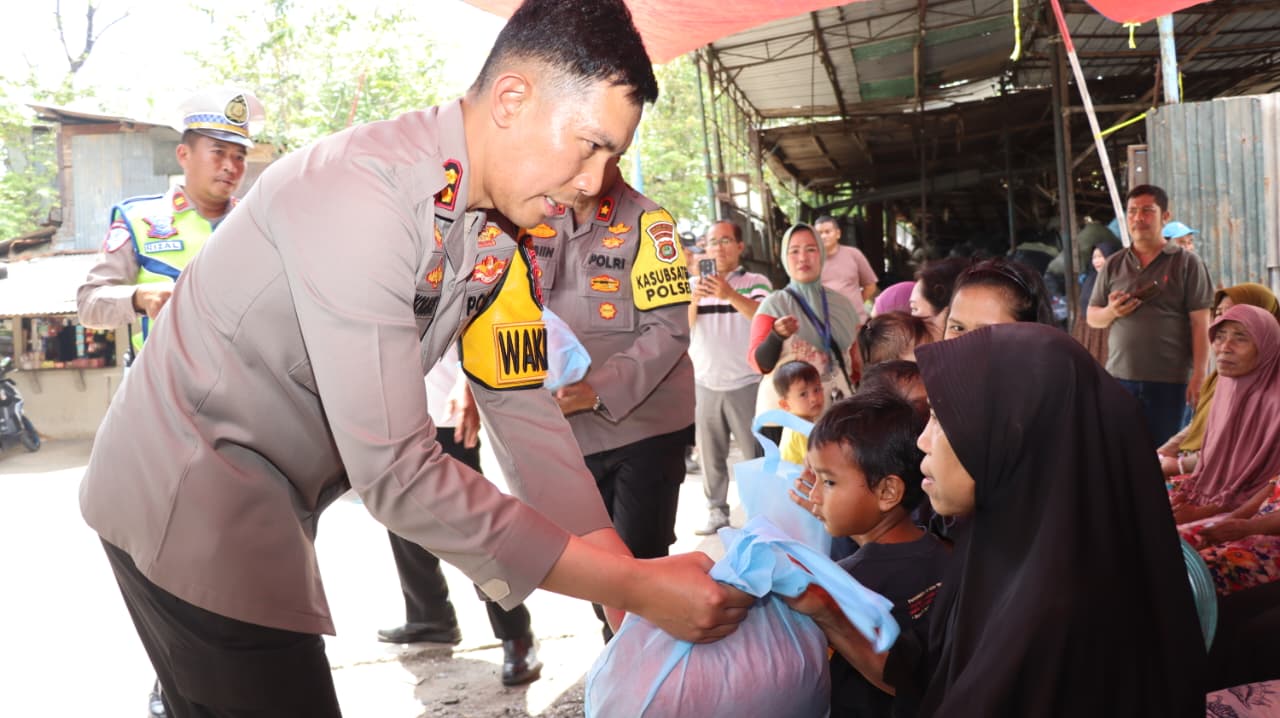 Polres Metro Tangerang Kota Gelar “Jum’at Peduli”, Salurkan Bantuan Beras kepada Warga