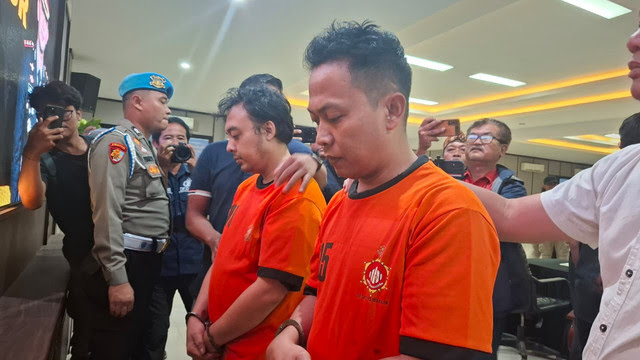 Sedang Semedi di Makam Keramat Ciamis, Dua Pelaku Pembunuhan Sopir Taksi Online Ditangkap 1 Sedang Semedi di Makam Keramat Ciamis, Dua Pelaku Pembunuhan Sopir Taksi Online Ditangkap