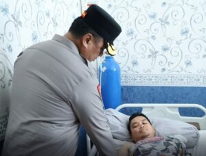 Wujud Kepedulian, Kapolda Babel Irjen Viktor Sihombing Jenguk Personel yang Sakit