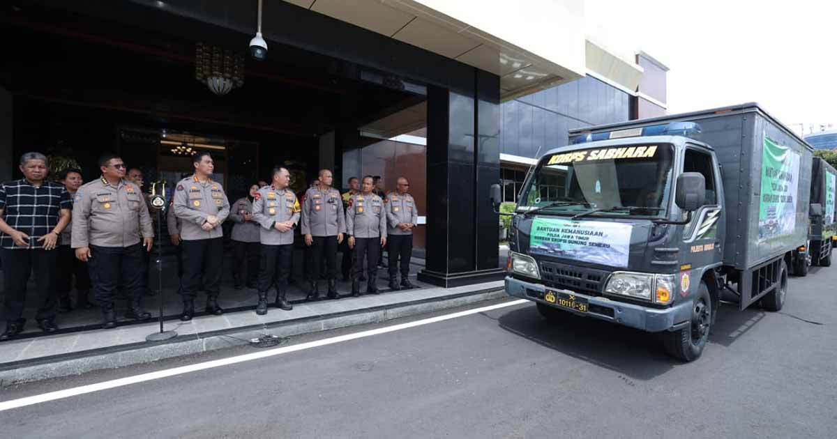 Polda Jatim Salurkan Bantuan untuk Warga Terdampak Erupsi Semeru 1 Polda Jatim Salurkan Bantuan untuk Warga Terdampak Erupsi Semeru