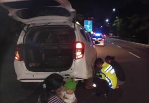 Viral di Medsos! Dua Polisi Bandara Soetta Bantu Keluarga Pecah Ban di Tengah Malam