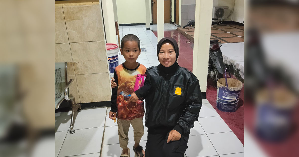 Santri yang Nyasar di Bogor Dikembalikan Polwan Polsek Parung Kepada Orangtuanya 1 Santri yang Nyasar di Bogor Dikembalikan Polwan Polsek Parung Kepada Orangtuanya