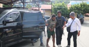 DPO Kasus Pembunuhan dan Pembakaran Gedung Ditangkap Satgas Operasi Damai Cartenz 8 DPO Kasus Pembunuhan dan Pembakaran Gedung Ditangkap Satgas Operasi Damai Cartenz