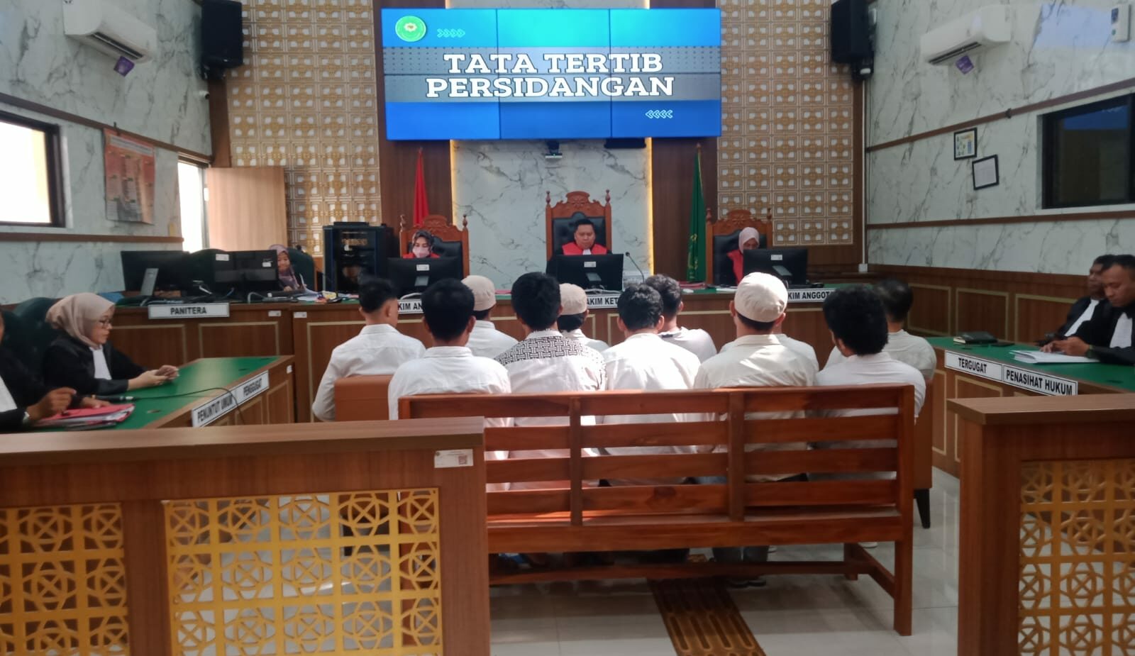 Vonis Ditambah 2 Bulan Penjara, 11 Terdakwa Buat Ricuh di Ruang Sidang PN Depok 1 Vonis Ditambah 2 Bulan Penjara, 11 Terdakwa Buat Ricuh di Ruang Sidang PN Depok