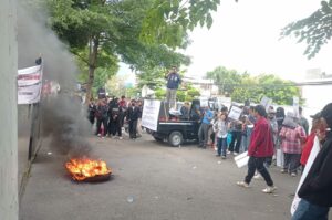 Massa GRMB Demo Tuntut Anggota DPRD Kota Bogor Kerja Sesuai Tupoksi
