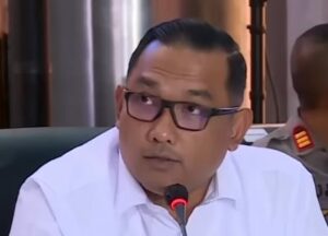 CCTV Rekam Pelaku Peledakan SMAN 72 Lepas Seragam lalu Tenteng Senjata Mainan ke Masjid