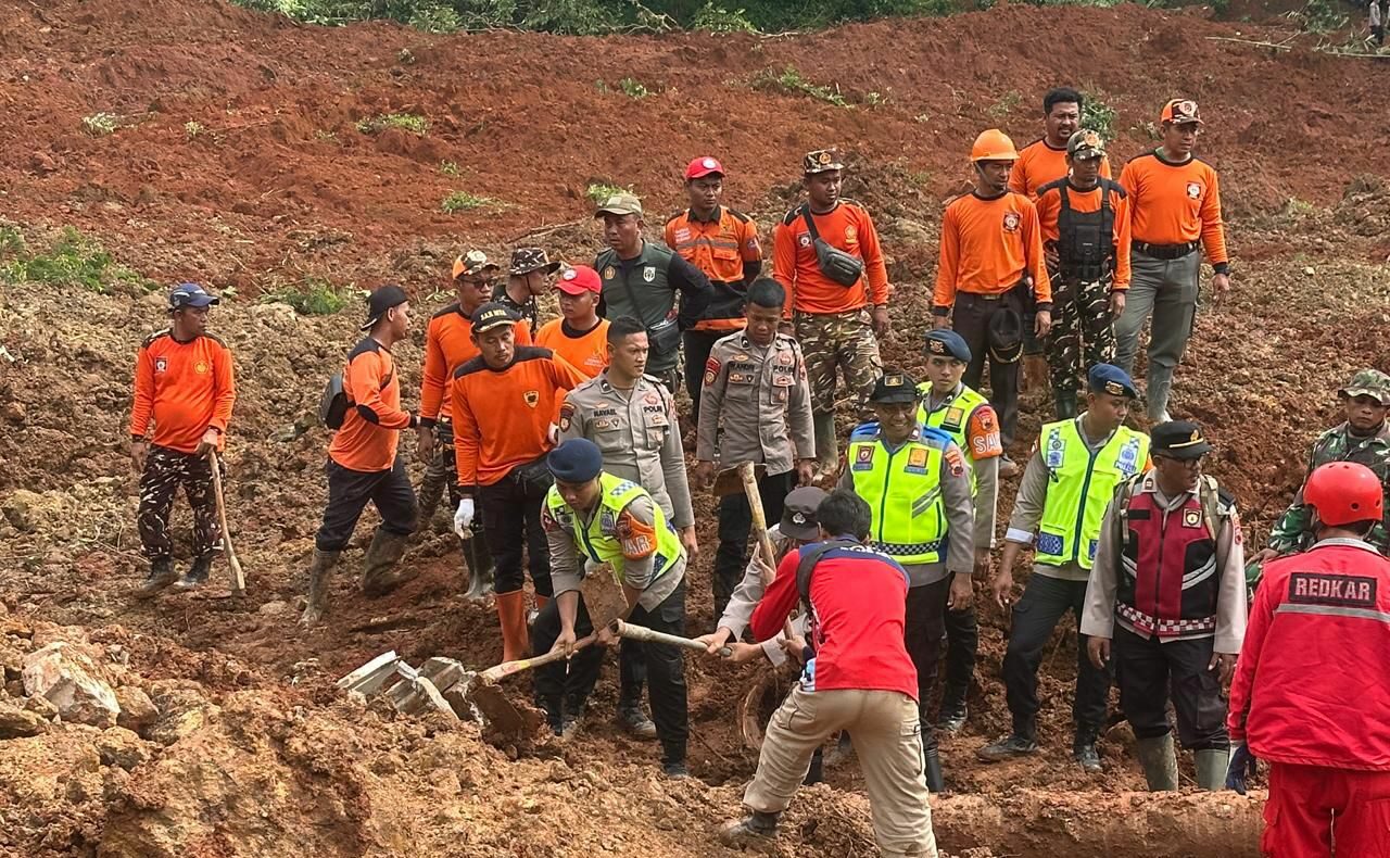21 Warga Cilacap Masih Tertimbun, Polri Kerahkan 155 Personel dan 4 Anjing Pelacak