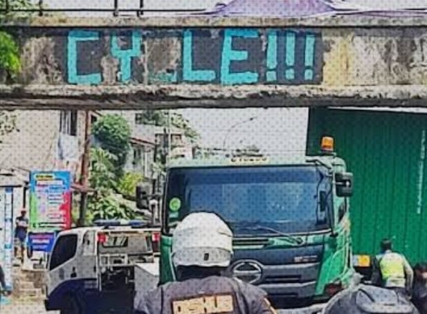 Dihantam Truk Kontainer, Jembatan Talang Air Kedung Halang Bogor Bergeser 1 Meter