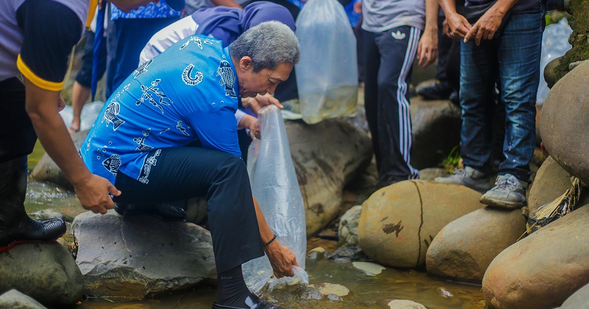 Tebar 15 Ribu Bibit Ikan di Sungai Ciliwung, Dedie Rachim : Jangan Dipancing Ya