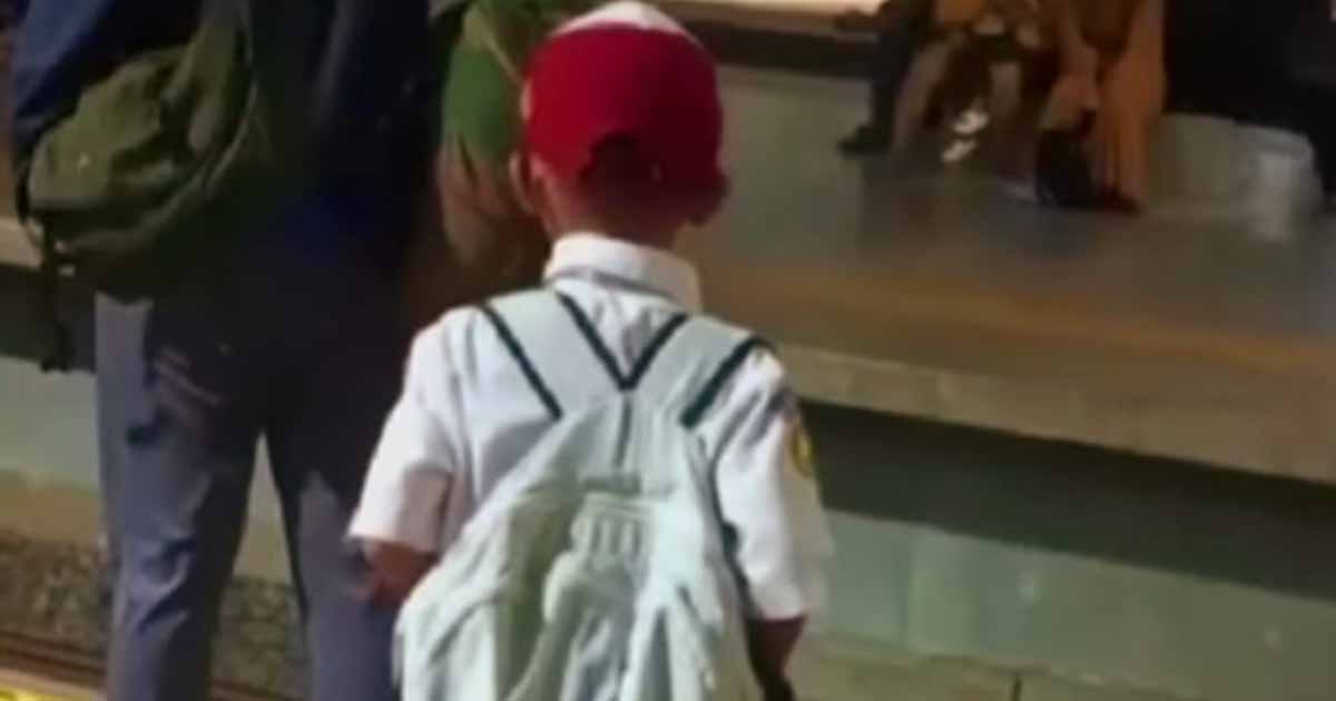 Siswa SD Naik Kereta dari Tangerang ke Klender