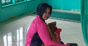 Terpisah dari Ibu di Posko Mengungsian, Bayi 1 Tahun Disusui Polwan