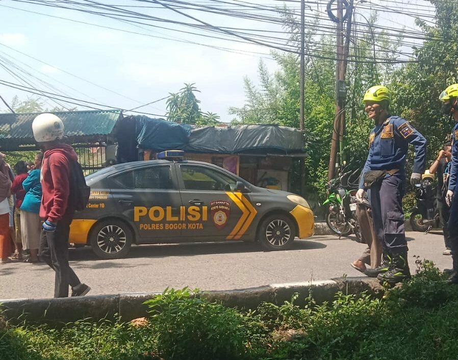 Hujan Deras di Bogor, Tebing Setinggi 8 Meter Longsor 1 Hujan Deras di Bogor, Tebing Setinggi 8 Meter Longsor