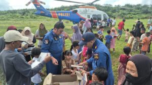 Pilot dan Kru Helikopter Salurkan 145 Alquran untuk Anak-Anak Terdampak Banjir di Aceh Tamiang