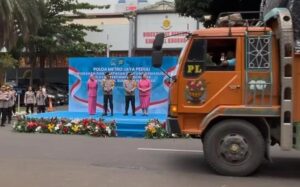 Polda Metro Jaya Kirim 15 Truk Bantuan untuk Korban Banjir Sumatera