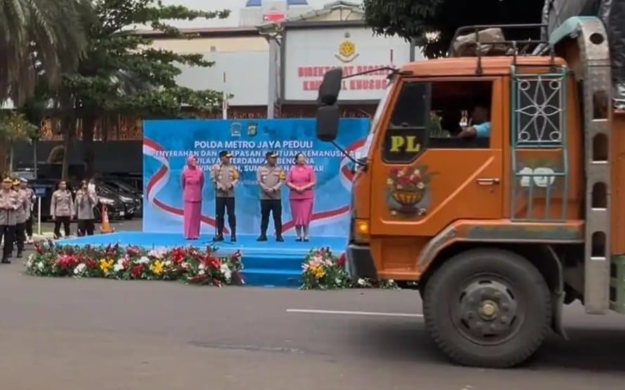 Polda Metro Jaya Kirim 15 Truk Bantuan untuk Korban Banjir Sumatera