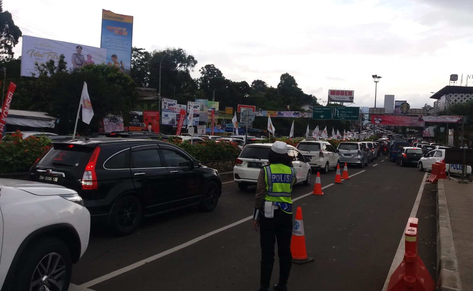 Car Free Night Malam Pergantian Tahun, Polisi Lakukan Pengamanan Berlapis di Jalur Puncak, Bogor