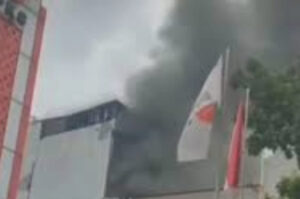 Selamatkan Karyawan, Petugas Damkar Terobos Masuk ke Lantai 6 Gedung Terra Drone