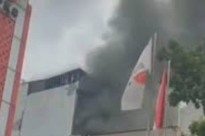 Selamatkan Karyawan, Petugas Damkar Terobos Masuk ke Lantai 6 Gedung Terra Drone