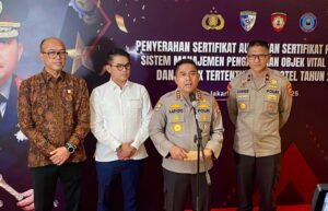 Polri Serahkan Sertifikat Audit Sistem Pengamanan Objek Vital Nasional Tahun 2025