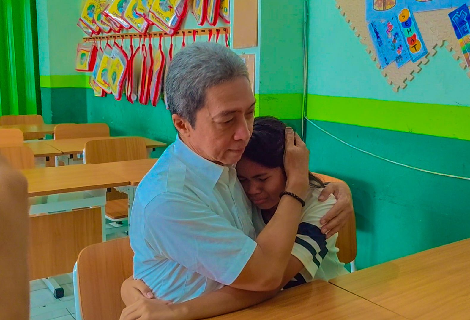 Tangis Haru Adylla, saat Wali Kota Bogor Gantikan Sosok Ayah Mengambil Rapor