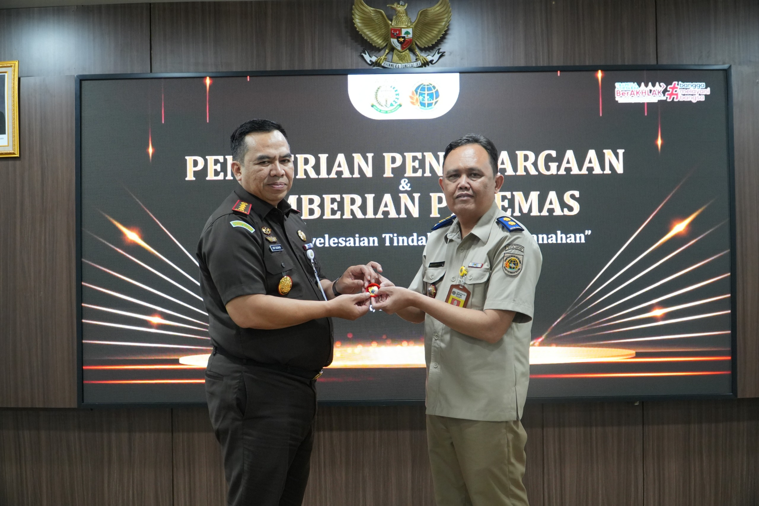 Banyak Selesaikan Kasus Sengketa Tanah Besar, Kajari Depok Raih Pin Emas ATR/BPN 2025