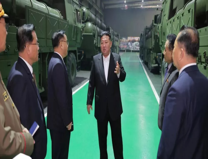 Kim Jong-un Pamer Kekuatan: Tinjau Produksi Roket MLRS Canggih dan Sindir Militer Barat