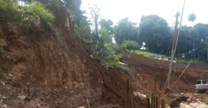 Tembok Penahan Tanah Hotel di Puncak Roboh Timpa Rumah Warga, BPBD Kabupaten Bogor Lakukan Evakuasi