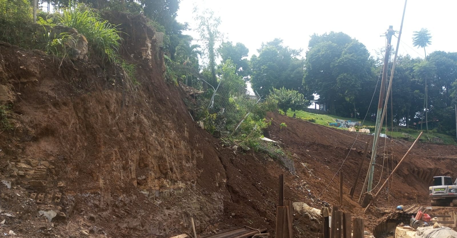 Tembok Penahan Tanah Hotel di Puncak Roboh Timpa Rumah Warga, BPBD Kabupaten Bogor Lakukan Evakuasi