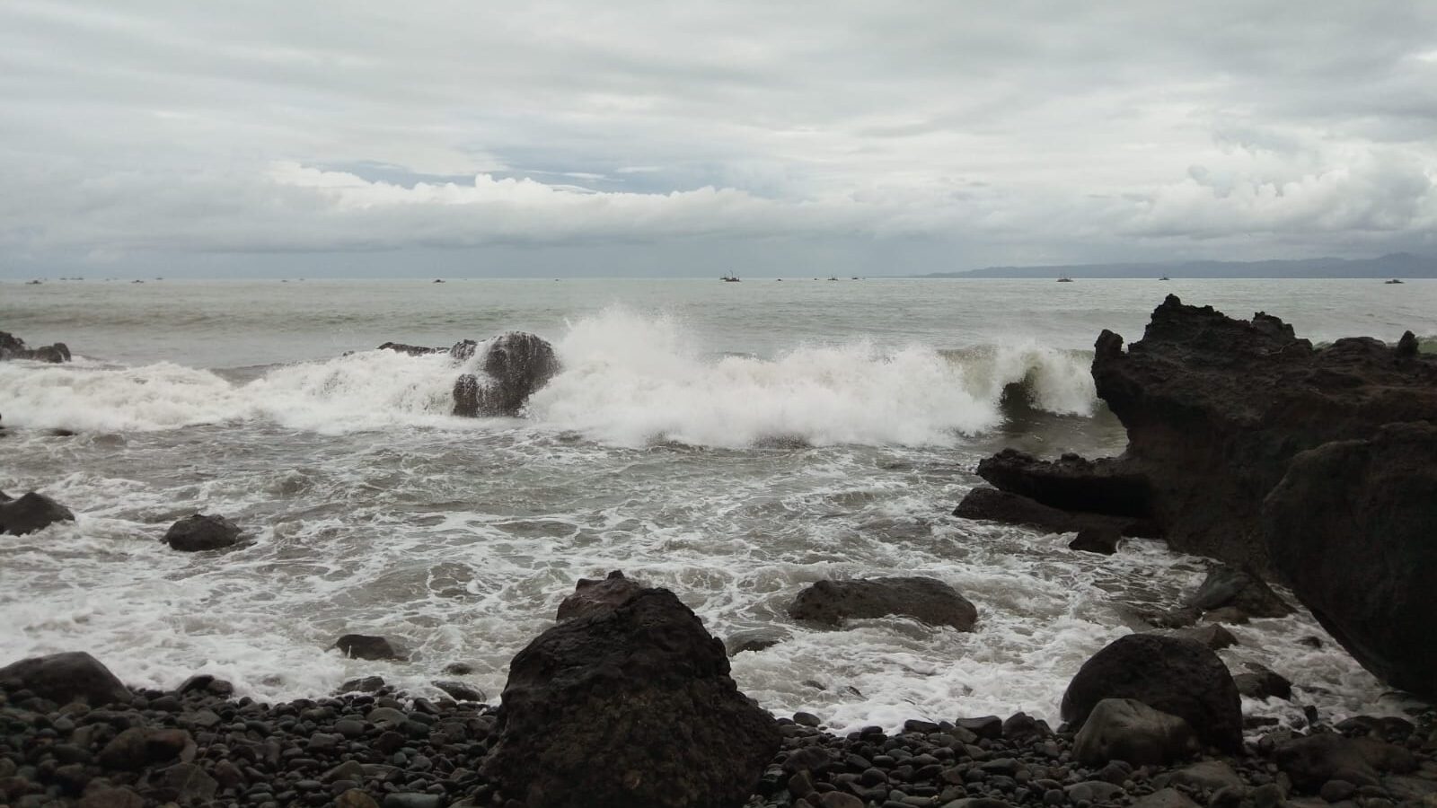 Vihara Kwan Yin Pelabuhan Ratu Diserbu Wisatawan