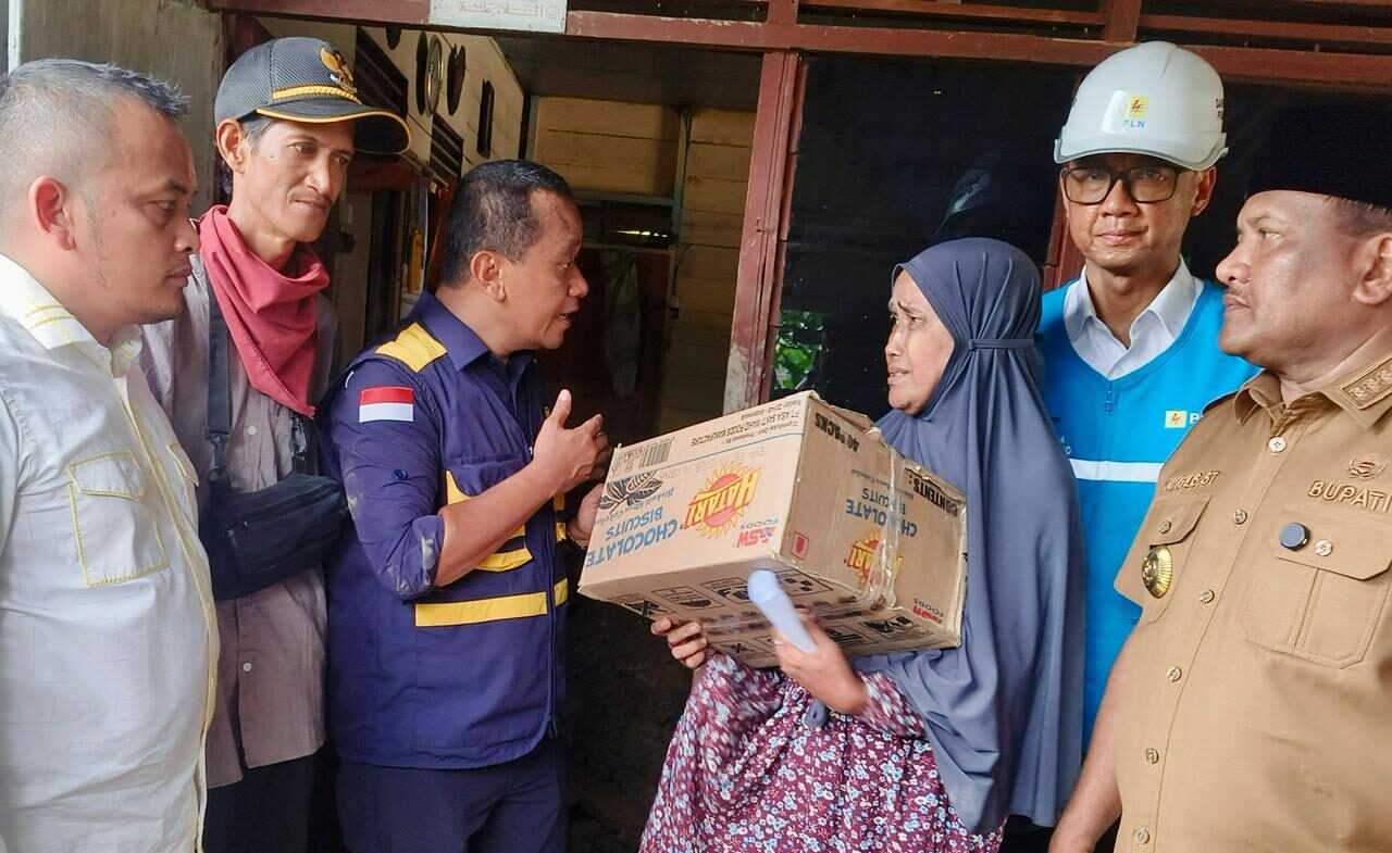 Menteri ESDM Tinjau Posko Bencana di Aceh, Pastikan Bantuan dan Dukungan PLN Berjalan Optimal 1 Menteri ESDM Tinjau Posko Bencana di Aceh, Pastikan Bantuan dan Dukungan PLN Berjalan Optimal