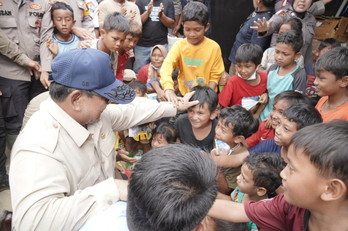 Anak-Anak Berebut Salaman dengan Presiden Prabowo di Posko Pengungsian Aceh Tamiang