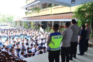 Kapolres Priok Sosialisasikan Bahaya Narkoba dan Kenakalan Remaja di SMPN 261 Muara Angke