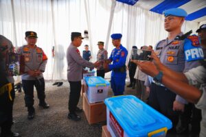 Kapolri Beri Bantuan 170 Anggota Korban Bencana Sumbar