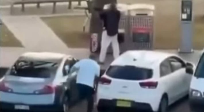 Bukan Polisi atau Tentara! Ternyata Ini Pekerjaan Pria yang Menaklukkan Penembak di Pantai Bondi 1 Bukan Polisi atau Tentara! Ternyata Ini Pekerjaan Pria yang Menaklukkan Penembak di Pantai Bondi