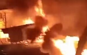 Kalibata Mencekam, Warung Dibakar Usai 1 Debt Collector Tewas Dikeroyok