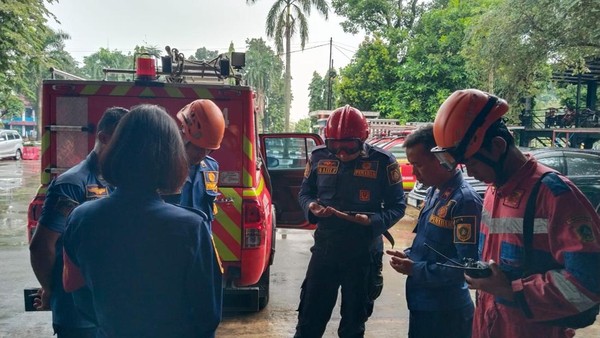 5 Orang Terjebak di Curug Seribu, Tim SAR Lakukan Proses Evakuasi