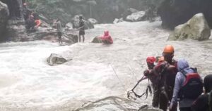 Polsek Cibungbulan dan Tim Gabungan Selamatkan 5 Wisatawan yang Terjebak di Curug Seribu