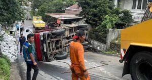 Truk Boks Terbalik di KM 33 Tol Jagorawi, Lalulintas Arah Jakarta Padat, Pengguna Jalan Diminta Berhati-hati