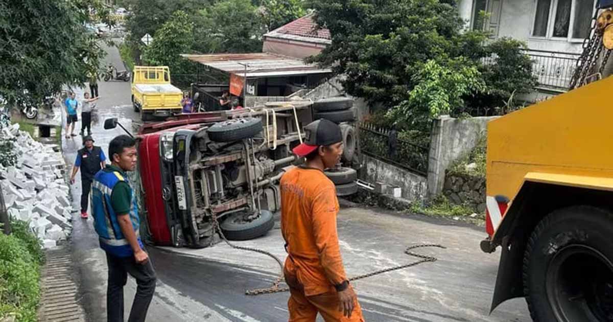 Truk Boks Terbalik di KM 33 Tol Jagorawi, Lalulintas Arah Jakarta Padat, Pengguna Jalan Diminta Berhati-hati 1 Truk Boks Terbalik di KM 33 Tol Jagorawi, Lalulintas Arah Jakarta Padat, Pengguna Jalan Diminta Berhati-hati
