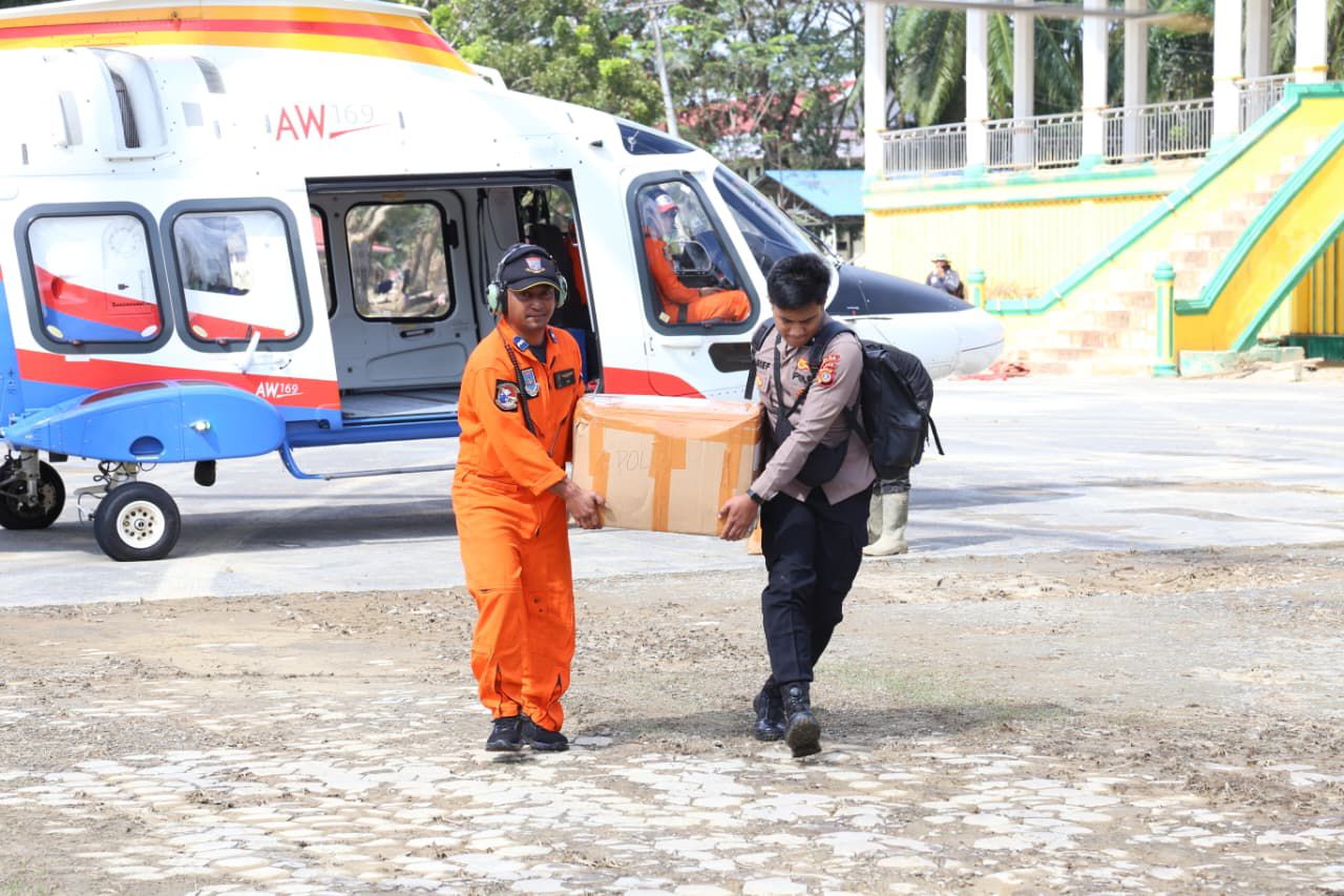 Helikopter AW169 Polri Distribusikan 348 Kg Logistik untuk Korban Bencana di Aceh Tamiang