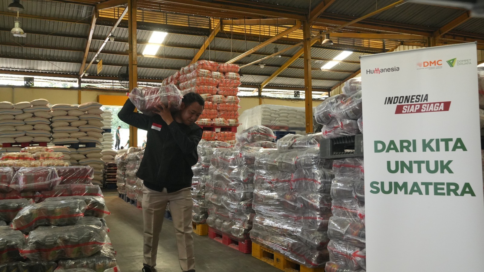 Dompet Dhuafa Bersama PT Food Station Tjipinang Distribusi 60 Ton Bahan Pangan bagi Penyintas Banjir Sumatera-Aceh 1 Dompet Dhuafa Bersama PT Food Station Tjipinang Distribusi 60 Ton Bahan Pangan bagi Penyintas Banjir Sumatera-Aceh