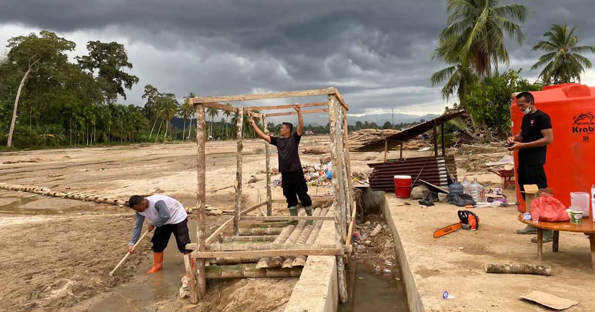 Brimob Polda Sumut Bangun MCK dan Tandon Air Bersih untuk Korban Banjir Bandang di Batang Toru