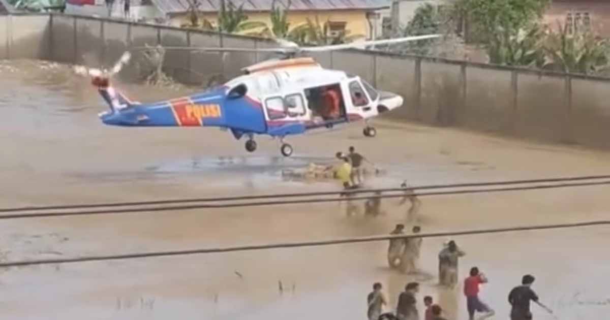 Helikopter Polri Dropping Logistik ke Korban Banjir Aceh Tamiang