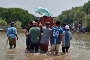 Nestapa Warga Muaragembong Bekasi Gotong Jenazah Terjang Banjir Rob Akibat TPU Tenggelam