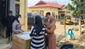 Berlumpur Akibat Banjir, Pelayanan Polres Aceh Tamiang Tetap Berjalan