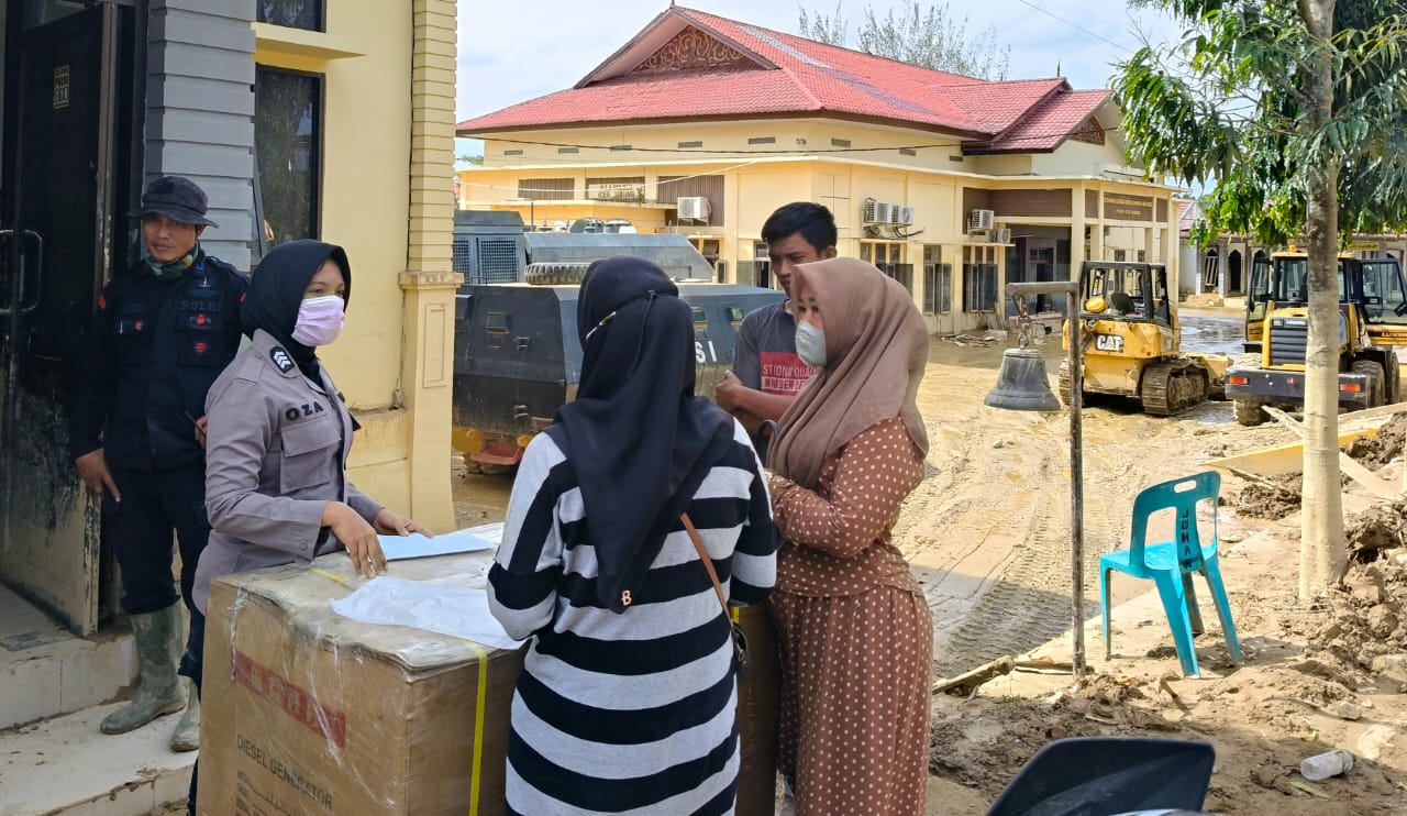 Berlumpur Akibat Banjir, Pelayanan Polres Aceh Tamiang Tetap Berjalan