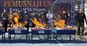 Kantor Bea Cukai Bogor Musnahkan Rokok dan Pakaian Ilegal Hasil Sitaan dengan Cara Dibakar