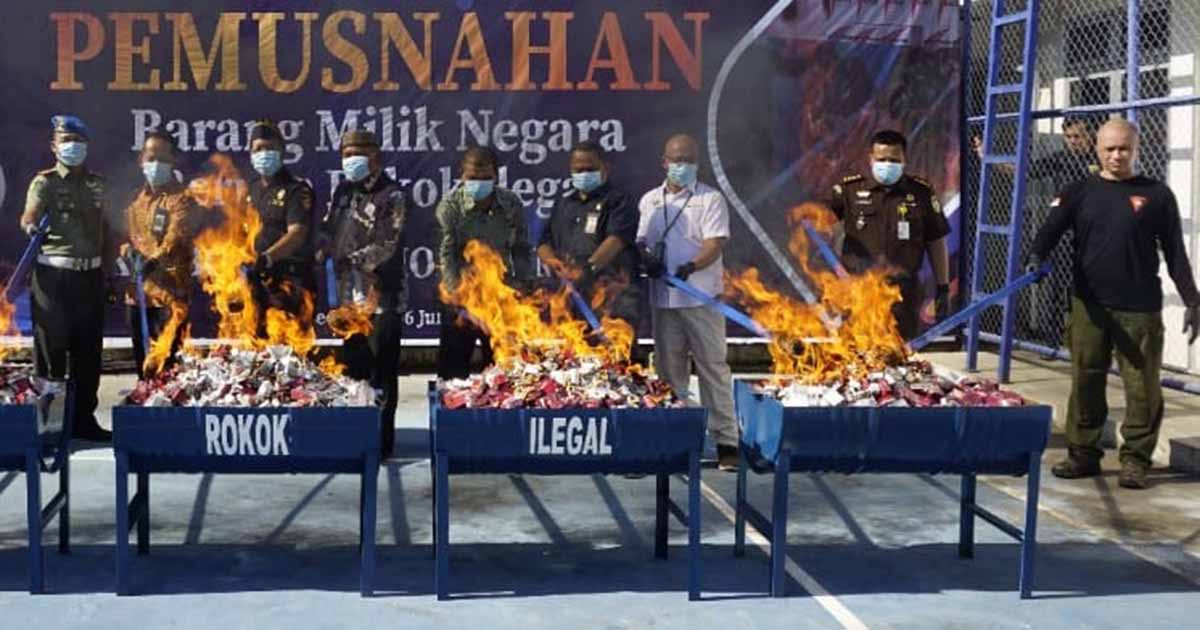 Kantor Bea Cukai Bogor Musnahkan Rokok dan Pakaian Ilegal Hasil Sitaan dengan Cara Dibakar